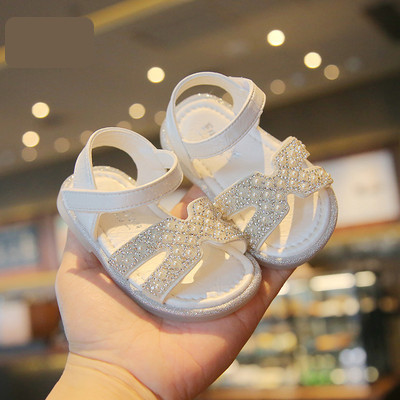 Dekoratiivkivide ja pärlitega beebisandaalid