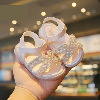 Dekoratiivkivide ja pärlitega beebisandaalid