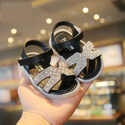 Dekoratiivkivide ja pärlitega beebisandaalid