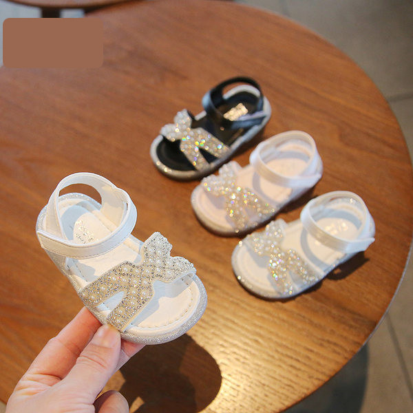 Dekoratiivkivide ja pärlitega beebisandaalid