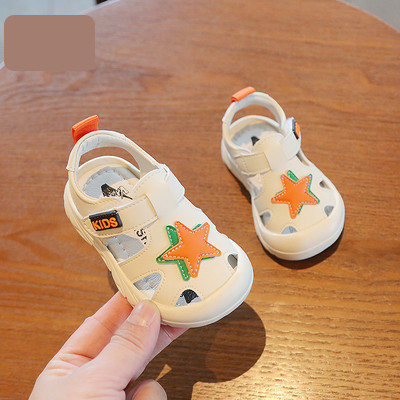 Täheaplikatsiooni ja takjakinnitusega beebisandaalid poistele