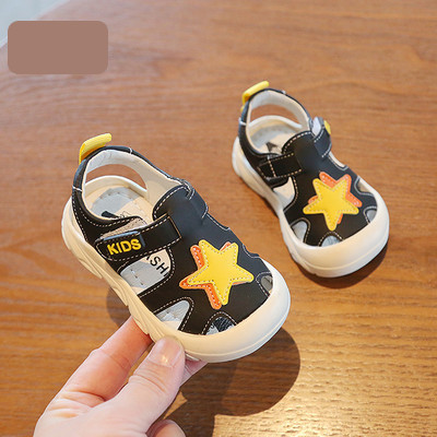 Täheaplikatsiooni ja takjakinnitusega beebisandaalid poistele