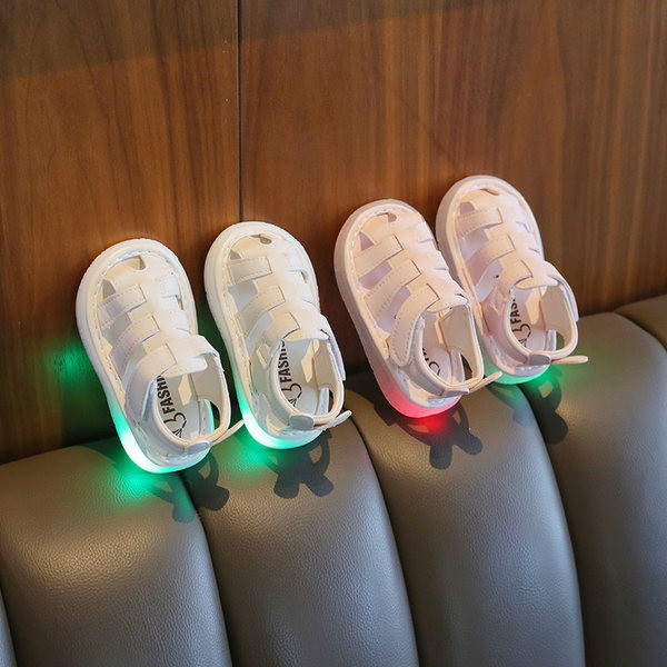 Beebi helendavad kunstnahast sandaalid