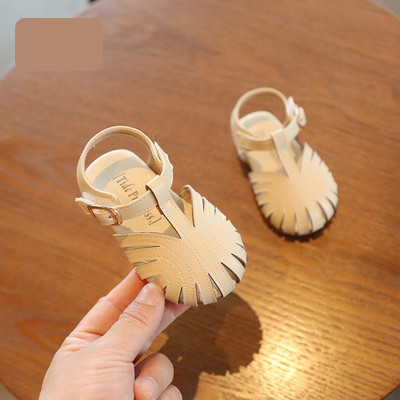 Бебешки затворени сандали от еко кожа с метален елемент