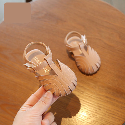 Бебешки затворени сандали от еко кожа с метален елемент