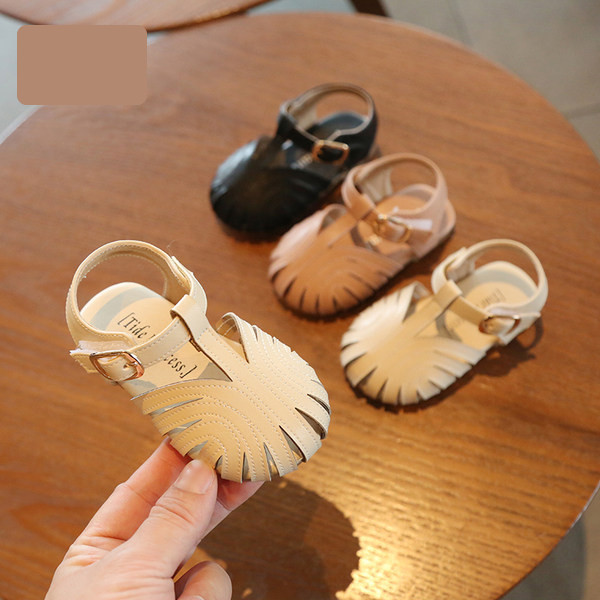 Бебешки затворени сандали от еко кожа с метален елемент