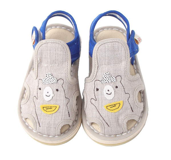 Beebi sandaalid takjakinnituse ja aplikatsiooniga