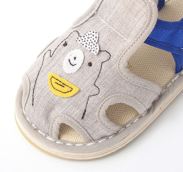 Beebi sandaalid takjakinnituse ja aplikatsiooniga