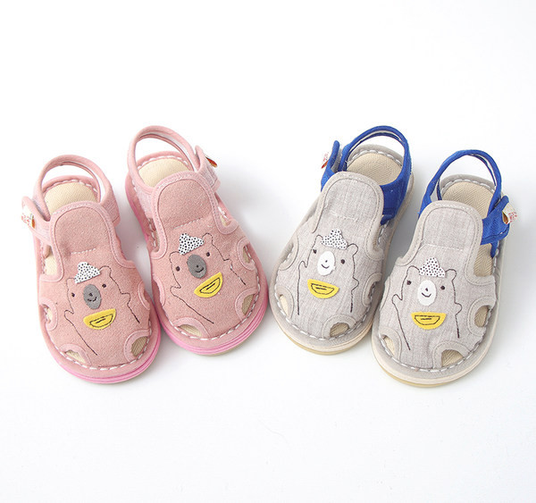 Beebi sandaalid takjakinnituse ja aplikatsiooniga