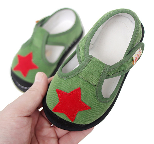 Täheembleemiga rohelised beebisandaalid