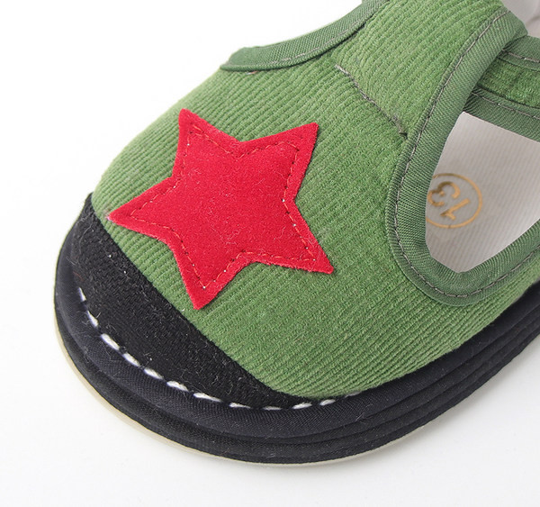 Täheembleemiga rohelised beebisandaalid