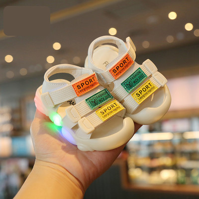 Helendavad beebisandaalid takjakinnituse ja kirjaga