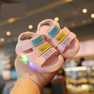 Helendavad beebisandaalid takjakinnituse ja kirjaga