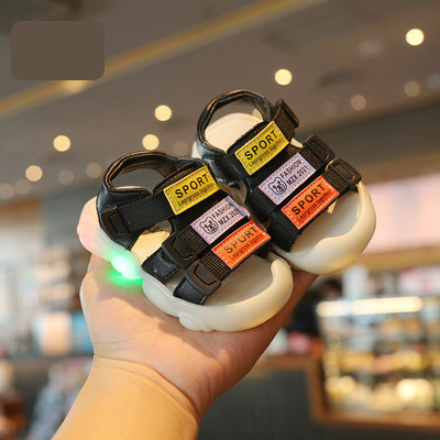 Helendavad beebisandaalid takjakinnituse ja kirjaga