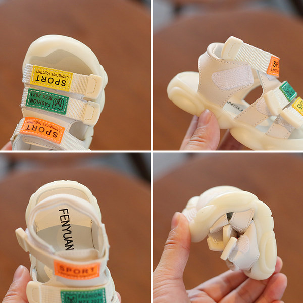 Helendavad beebisandaalid takjakinnituse ja kirjaga