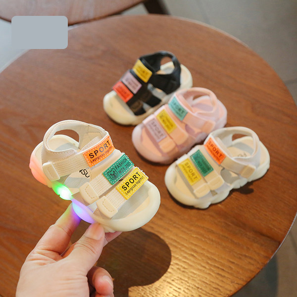 Helendavad beebisandaalid takjakinnituse ja kirjaga