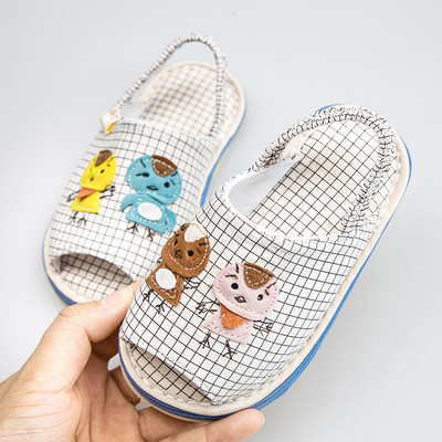 Карирани бебешки сандали с емблема и ластик