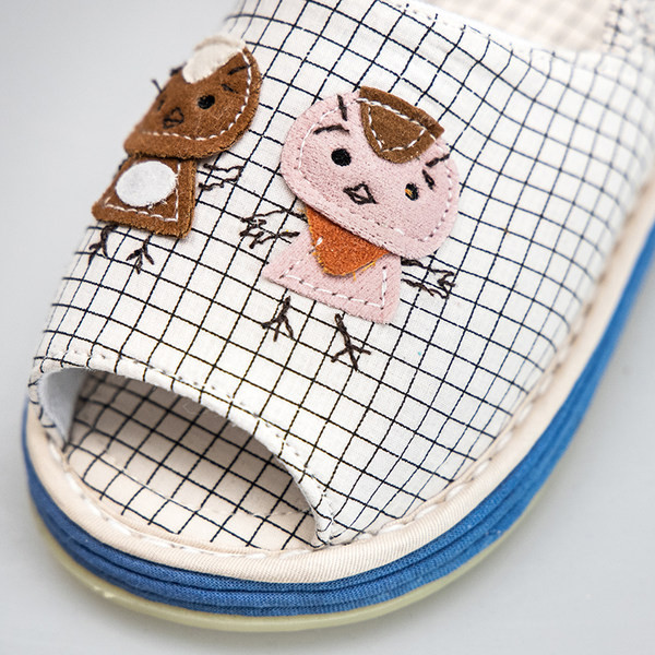 Карирани бебешки сандали с емблема и ластик