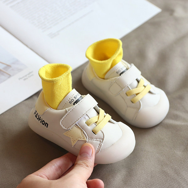 Kleebiste ja paeltega vabaaja lastejalatsid