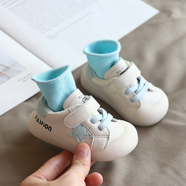 Kleebiste ja paeltega vabaaja lastejalatsid