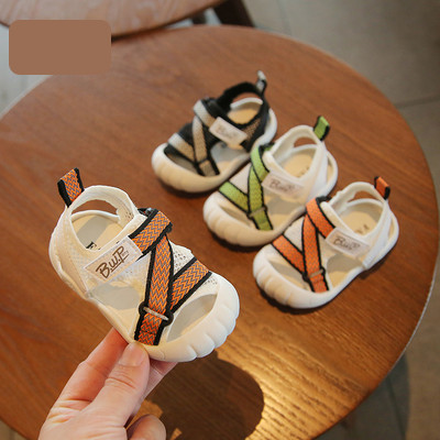 Värviliste rihmade ja takjakinnitusega beebisandaalid