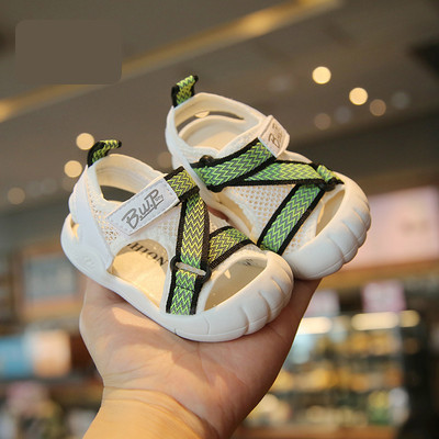 Värviliste rihmade ja takjakinnitusega beebisandaalid