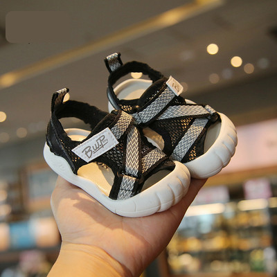 Värviliste rihmade ja takjakinnitusega beebisandaalid