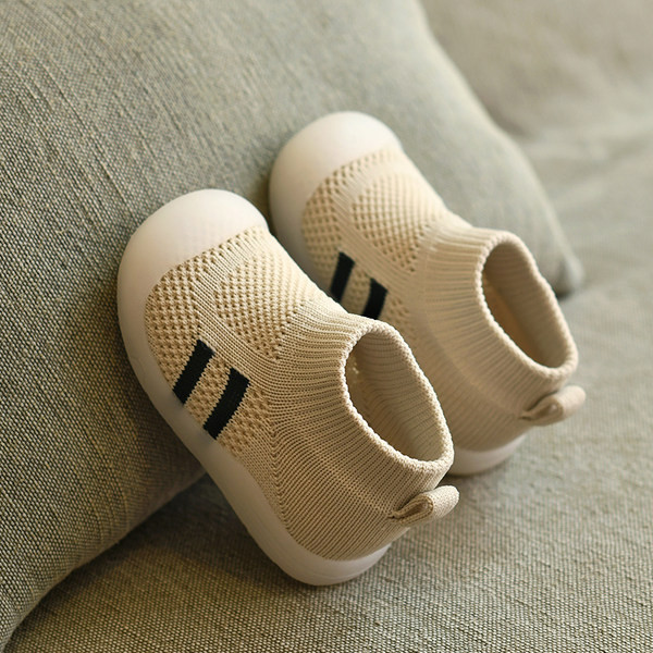 Kolmes värvitoonis tekstiilist beebijalatsid