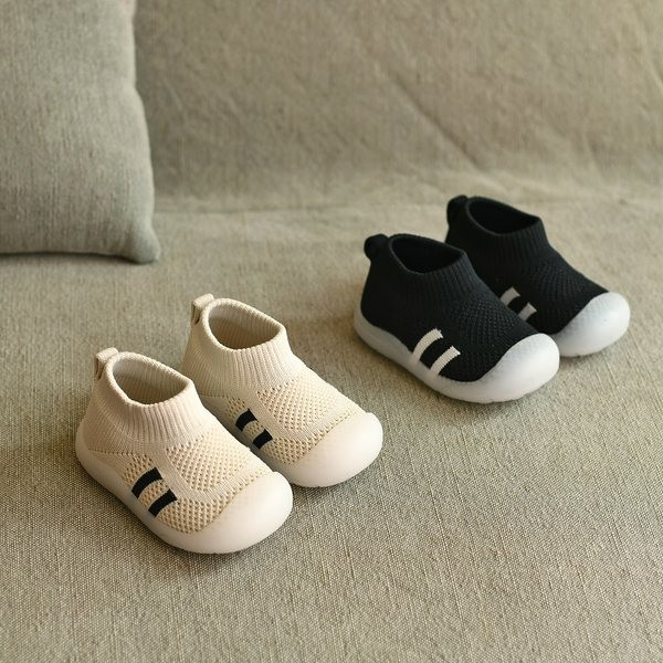 Kolmes värvitoonis tekstiilist beebijalatsid