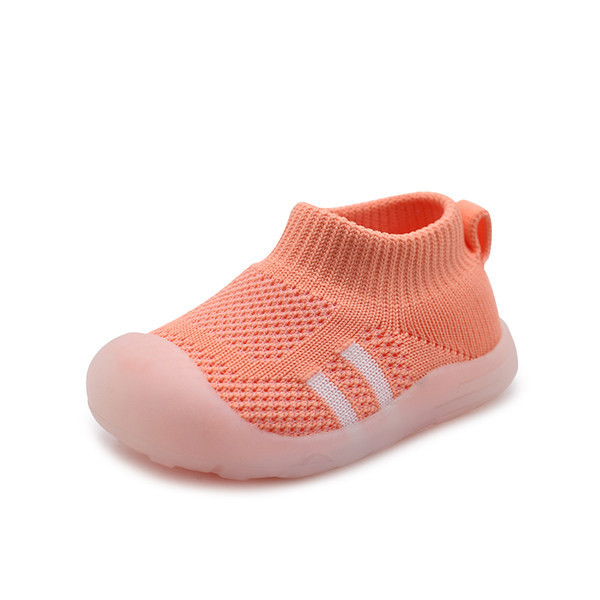 Kolmes värvitoonis tekstiilist beebijalatsid