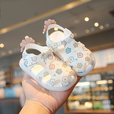 Takjakinnitusega ja lillelise aplikatsiooniga beebisandaalid