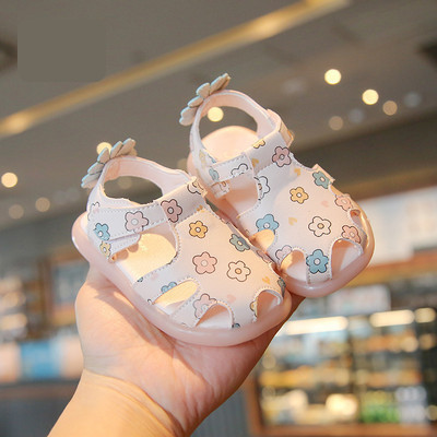 Takjakinnitusega ja lillelise aplikatsiooniga beebisandaalid