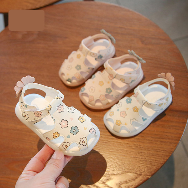 Takjakinnitusega ja lillelise aplikatsiooniga beebisandaalid