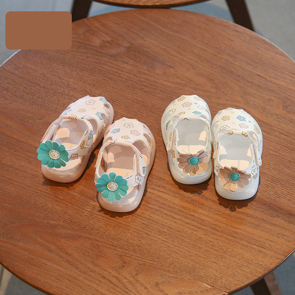 Takjakinnitusega ja lillelise aplikatsiooniga beebisandaalid