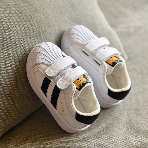 Kleebiste ja embleemiga laste vabaajajalatsid