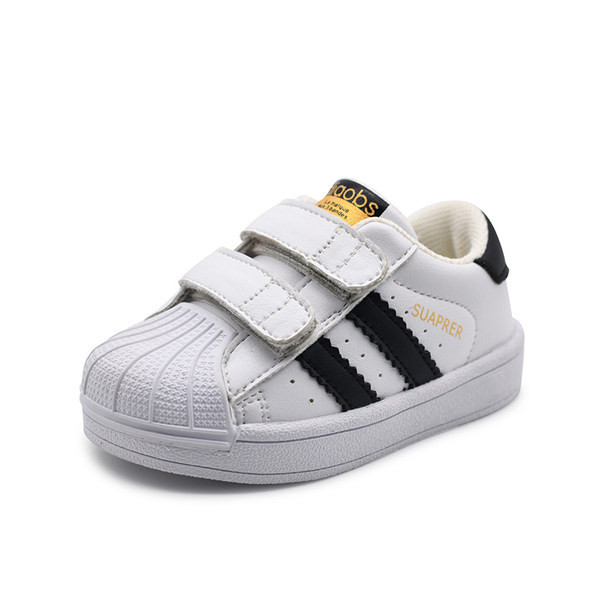 Kleebiste ja embleemiga laste vabaajajalatsid