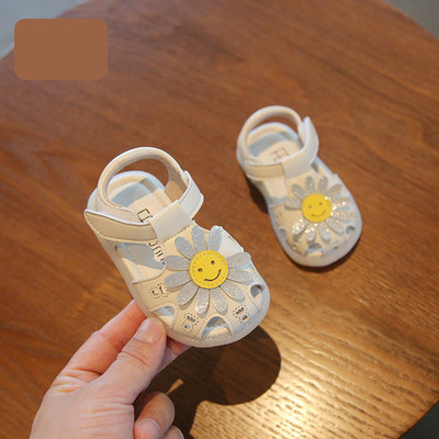 Takjakinnituse ja aplikatsiooniga ökonahast beebisandaalid