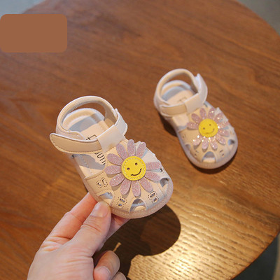 Takjakinnituse ja aplikatsiooniga ökonahast beebisandaalid