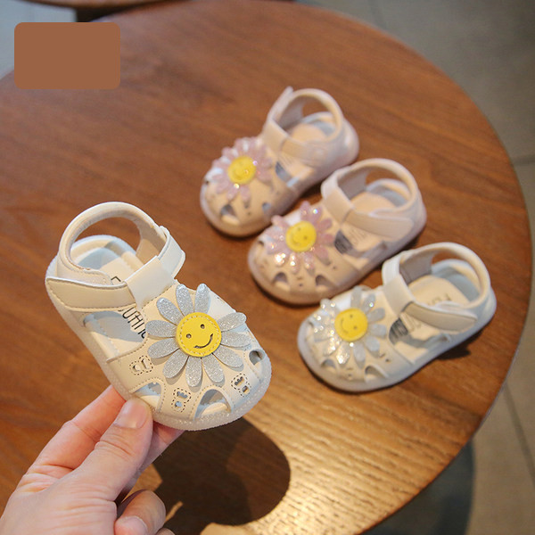 Takjakinnituse ja aplikatsiooniga ökonahast beebisandaalid