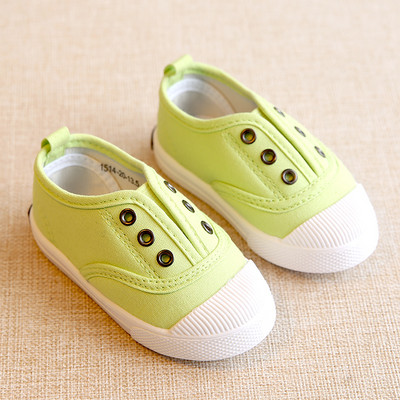 Kangast ilma sidemeteta kevadised beebitossud