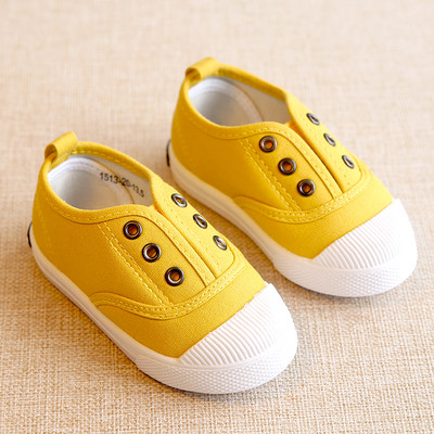 Kangast ilma sidemeteta kevadised beebitossud