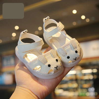 Beebisandaalid tüdrukutele takjakinnituse ja 3D aplikatsiooniga