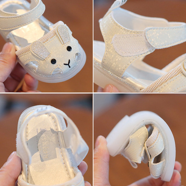 Beebisandaalid tüdrukutele takjakinnituse ja 3D aplikatsiooniga