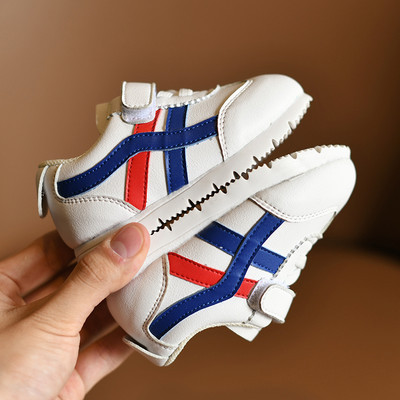 Valged kleebistega beebikingad