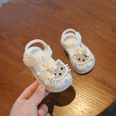 Aplikatsiooni ja kivikestega vabaaja sandaalid beebidele