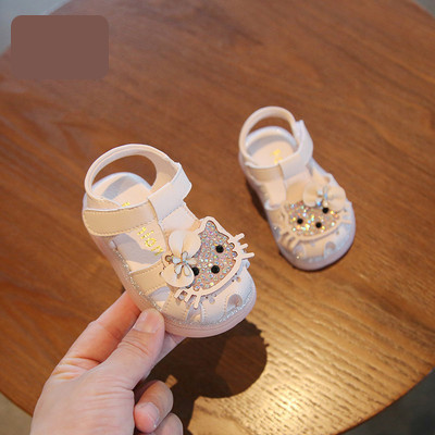 Aplikatsiooni ja kivikestega vabaaja sandaalid beebidele