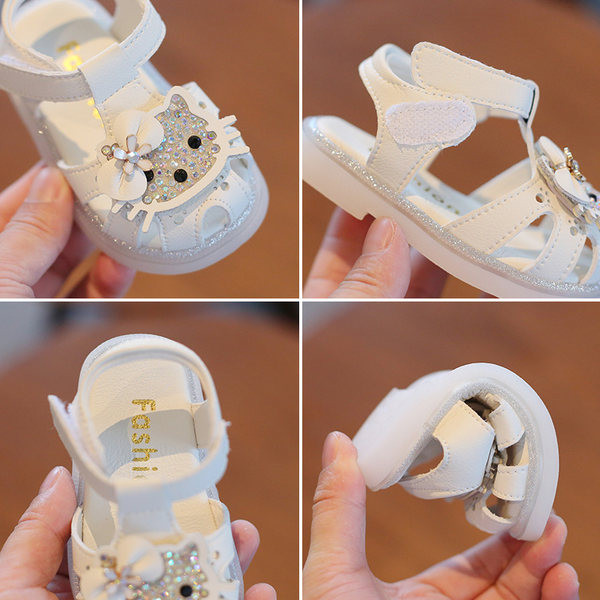 Aplikatsiooni ja kivikestega vabaaja sandaalid beebidele