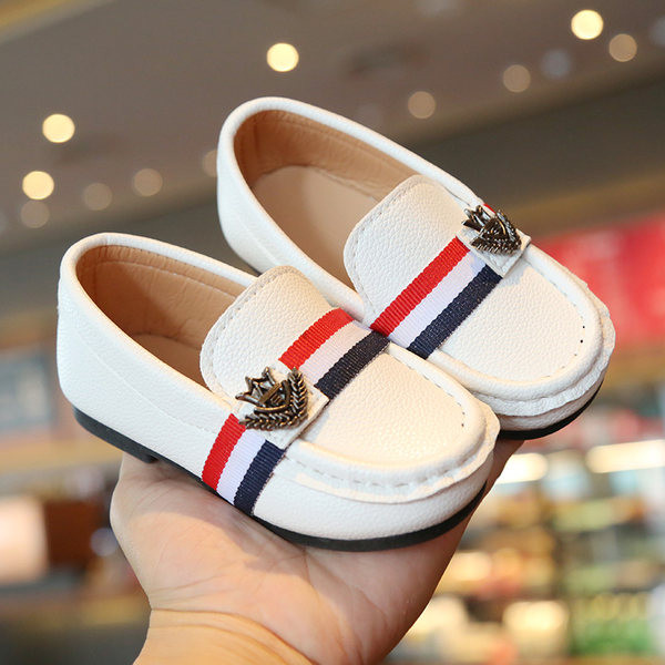 Бебешки кожени мокасини с метална декорация