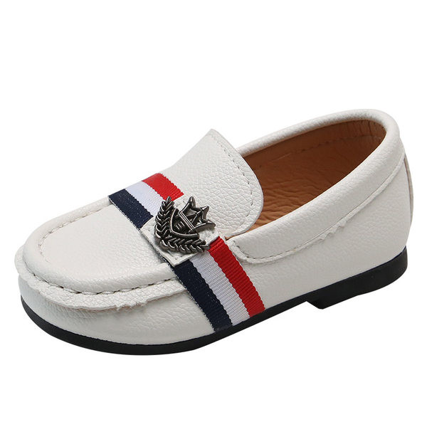 Бебешки кожени мокасини с метална декорация