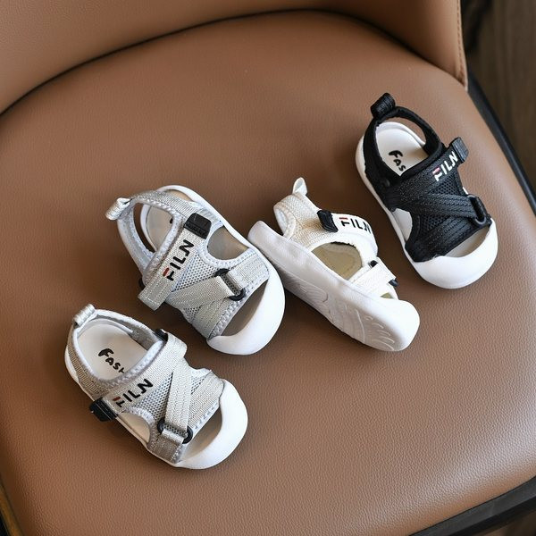 Kolmes värvitoonis kleebistega vabaaja laste sandaalid